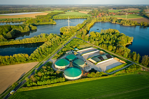 Luftbild einer Biogasanlage in der Nähe von kleinen Seen