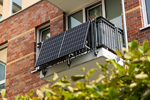 Photovoltaikanlage am Balkon eines Mehrfamilienhauses.