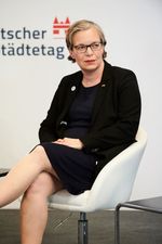 Monika Dehmel sitzend in der Diskussionsrunde