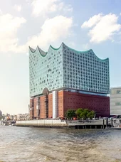 Hamburger Skyline mit Elbphilharmonie an der Elbe.