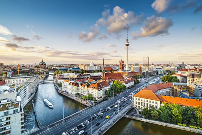 Stadtansicht von Berlin Panoramablick auf die Stadt Berlin mit typischer urbaner Architektur und Skyline.