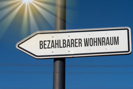 Ein Richtungspfeil und Hinweis auf bezahlbarer Wohnraum