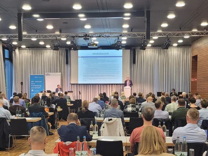 vhw Präsenzveranstaltungen Teilnehmende einer Präsenzveranstaltung des vhw in einem Seminarraum mit Vortrag und Austausch.