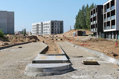 Baustelle von Erschließungsstraße in neuem Wohnungsbaugebiet