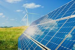 Foto: Solaranlage auf Feld mit Windkraftanlage im Hintergrund