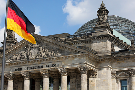 Foto: Portal und Kuppel des Deutschen Bundestags/Reichstagsgebäudes