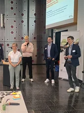 Der vhw-Projektleiter Christian Höcke (r.) diskutiert mit Workshopteilnehmenden bei der Fachtagung zu kommunalpolitischem ehrenamtlichen Engagement in Wernigerode.