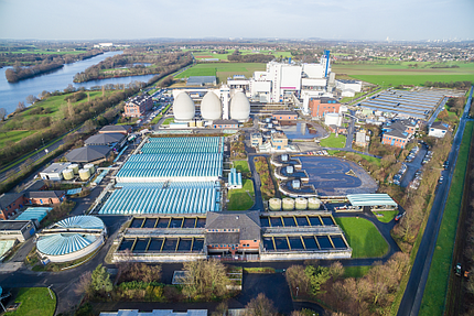 Müllverbrennungsanlage neben einer Kläranlage