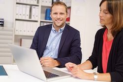 Verwaltungsmitarbeitende im Gespräch