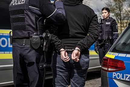 Foto Polizei-Festnahme einer Person in Handschellen 