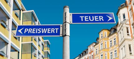 Foto eines Straßenschilds, Aufschrift "preiswert" (zeigt nach links) und "teuer" (zeigt nach rechts)