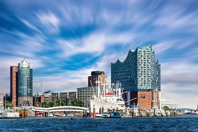 Elbphilharmonie in Hamburg Die Elbphilharmonie in Hamburg als modernes Konzerthaus an der Elbe mit markanter Glasarchitektur.