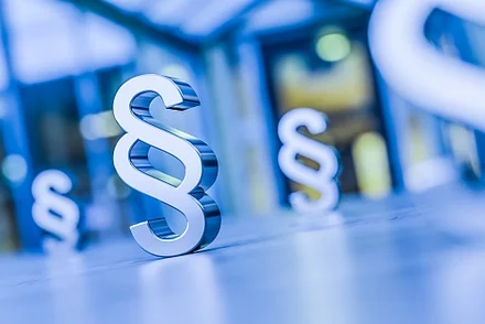 Mehrere Paragrafenzeichen als Symbol für Gesetze, Rechtsprechung und juristische Regelungen.