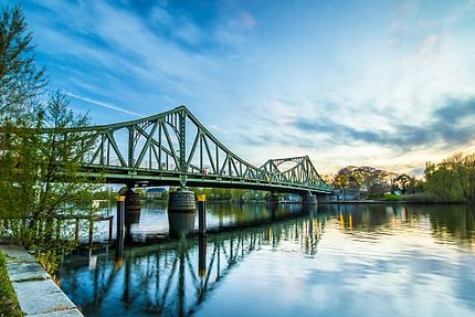 Berlin/Potsdam Glienicker Brücke über der Havel