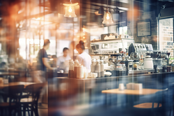 Foto eines Café-Innenraumes mit Tresen und großer Kaffemaschine