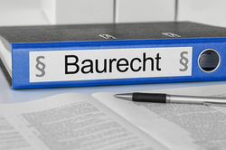 Aktenordner mit Aufschrift "Baurecht"