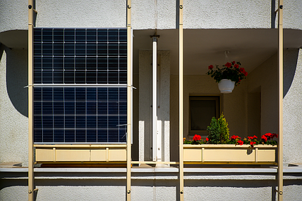 Mini-Photovoltaikanlage an Balkon eines Mietshauses