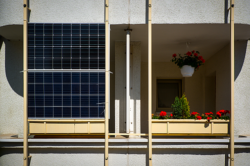 Mini-Photovoltaikanlage an Balkon eines Mietshauses
