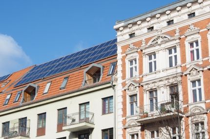 Photovoltaik-Anlage auf Dach eines Altbaus