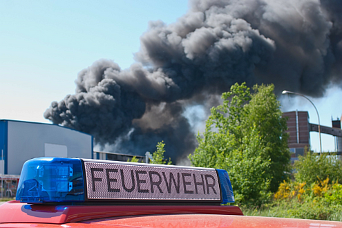 Foto eines Feuerwehreinsatzes bei einem Großbrand in einer Industrieanlage.
