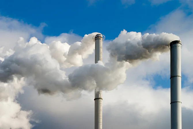 Luftimmissionen in der Umwelt Darstellung von Luftverschmutzung bzw. Emissionen in der Atmosphäre im Kontext von Umwelt- und Immissionsschutz.