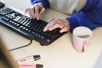 Tastatur eines Computers und zwei Hände