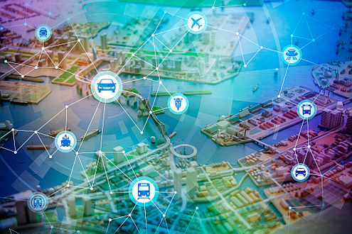 Illustration: Verschiedene zu einem Netz verbundene Verkehrsmittel-Symbole, eingeblendet über dem Luftbild einer Stadt mit Gewässern. 