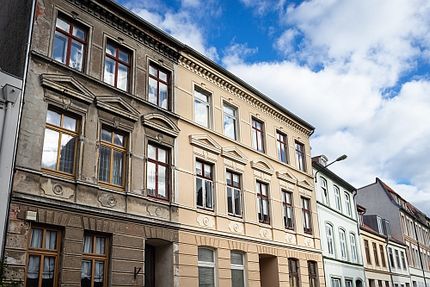 Gebäudesanierung: Sanierter neben unsaniertem Altbau in der historischen Altstadt von Wismar, Mecklenburg-Vorpommern