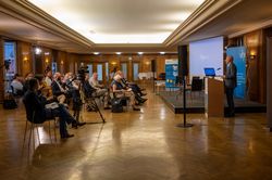 Dr. Rolf Bösinger (Staatssekretär im BMWSB) am Rednerpult, von der Seite fotografiert