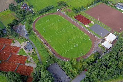 Luftbild mit Drohne von einer Sportstätte auf dem Land
