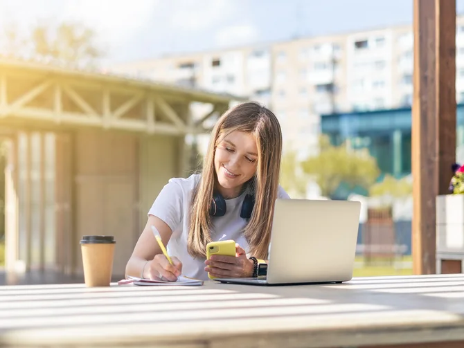 E-Learning im vhw-Kontext Person nutzt digitale Lernplattformen am Computer als Teil eines E-Learning- oder Weiterbildungsangebots.
