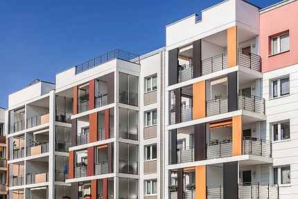 Fassade eines modernen Wohnblocks mit Balkonen im Sozialen Wohnungsbau.