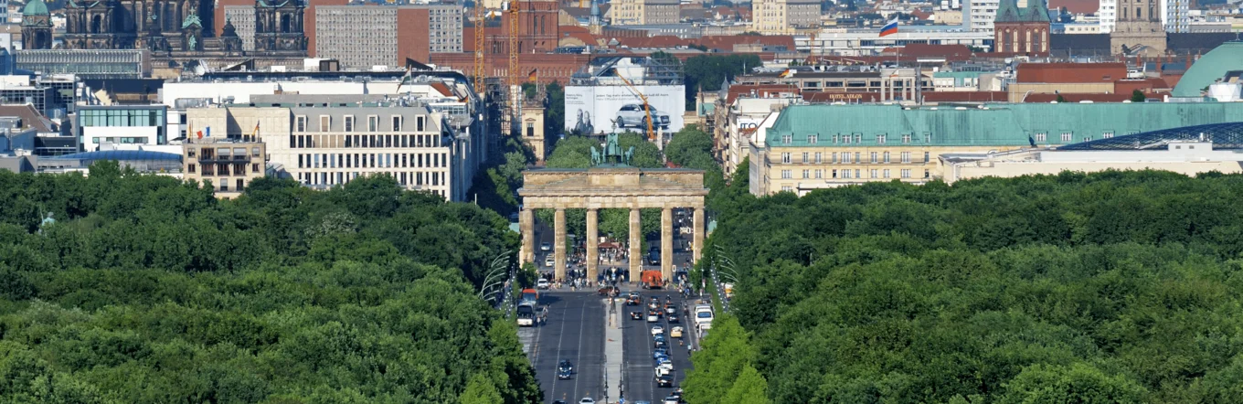 Luftperspektive auf die Straße des 17. Juni mit Brandenburger Tor, Berliner Dom und Stadtpanorama