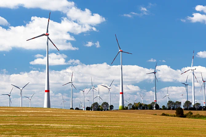 Windenergieanlagen zur Stromerzeugung Mehrere Windenergieanlagen in einer Landschaft zur Erzeugung erneuerbarer elektrischer Energie.