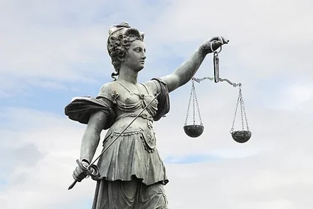 Statue der Justitia mit Waage und Schwert als Symbol für Recht, Gerechtigkeit und richterliche Unabhängigkeit.
