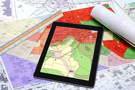Foto Bauleitplanung  - Karten und Tablet mit Bodeninformationskarten