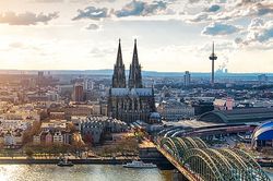Foto von Kölner Skyline mit Dom im Zentrum