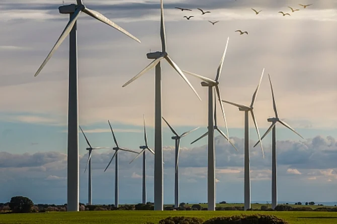 Windkraftanlagen und Vogelschutz Windkraftanlagen in einer Landschaft im Zusammenhang mit erneuerbarer Energie und dem Schutz von Vögeln.