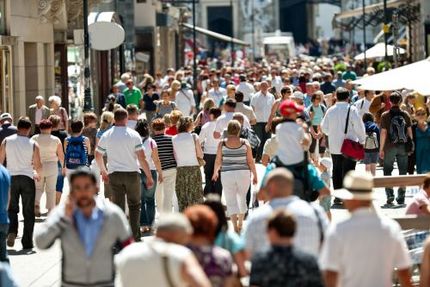 Viele Menschen in einer Fussgängerzone