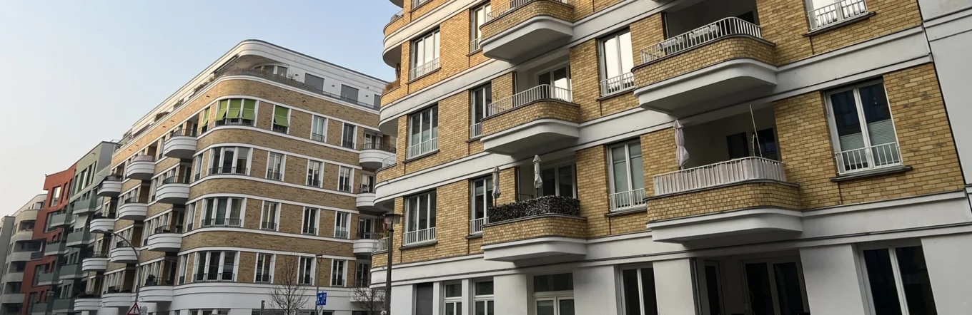 Moderne Mietwohnhäuser mit Klinkerfassade und Balkons in städtischer Wohnstraße