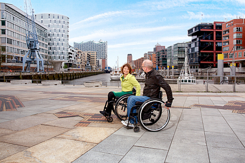 Rollstuhlfahrer in der HafenCity Hamburg