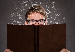 Foto eines Mannes mit Buch - Buchstaben schwirren um den Kopf