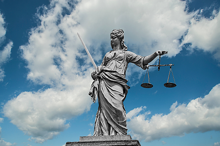 Foto zeigt eine Justizia-Statue auf einem Gerichtsgebäude