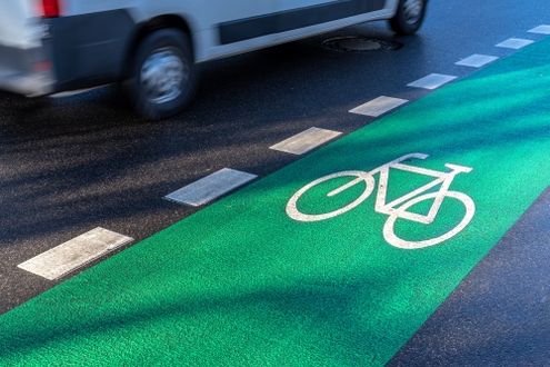Grün markierter Fahrradweg auf Straße