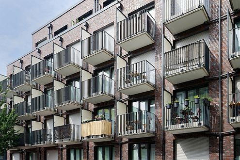 Fassade eines Studentenwohnheims in Köln mit vielen kleinen Balkonen.
