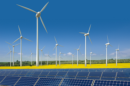 Windkraftanlagen und Solarmodule auf Landwirtschaftsflächen