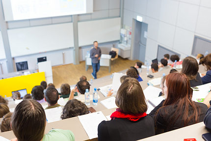 Studierende im Hörsaal einer Universität