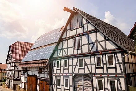 Eine Solaranlage auf oder in der Nähe eines denkmalgeschützten Gebäudes als Beispiel für moderne Energie und historische Bausubstanz.