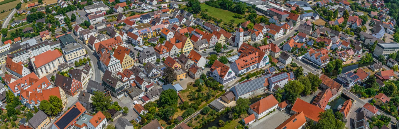 Luftbild einer süddeutschen Kleinstadt mit historischem Ortskern und Wohnbebauung