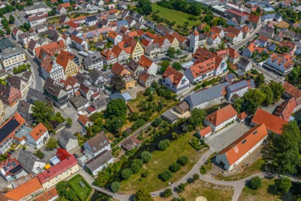 Luftbild einer süddeutschen Kleinstadt mit historischem Ortskern und Wohnbebauung